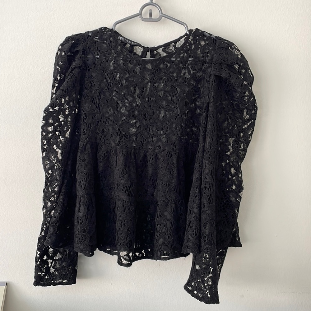 Long sleeve, puffy, shoulders, sophisticated, fabric by Zara size large in black